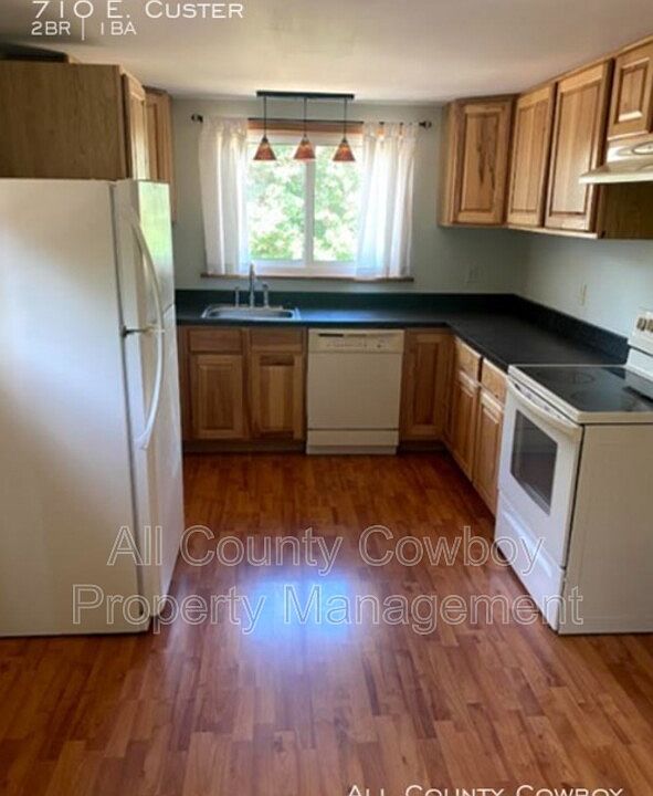 1st image of 710 Custer St