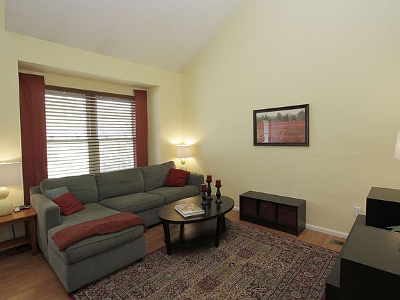 LR with vaulted ceilings
