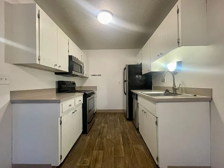 Hudson Court — Photo 18