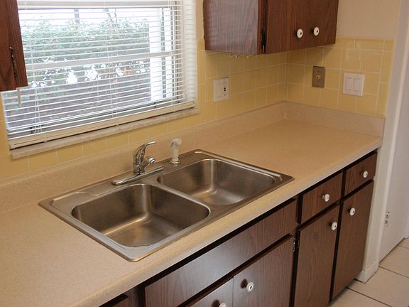 5th image of 1147 Victoria Dr APT 2A