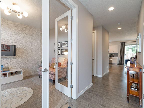 2nd image of 10908 NE 95th Pl