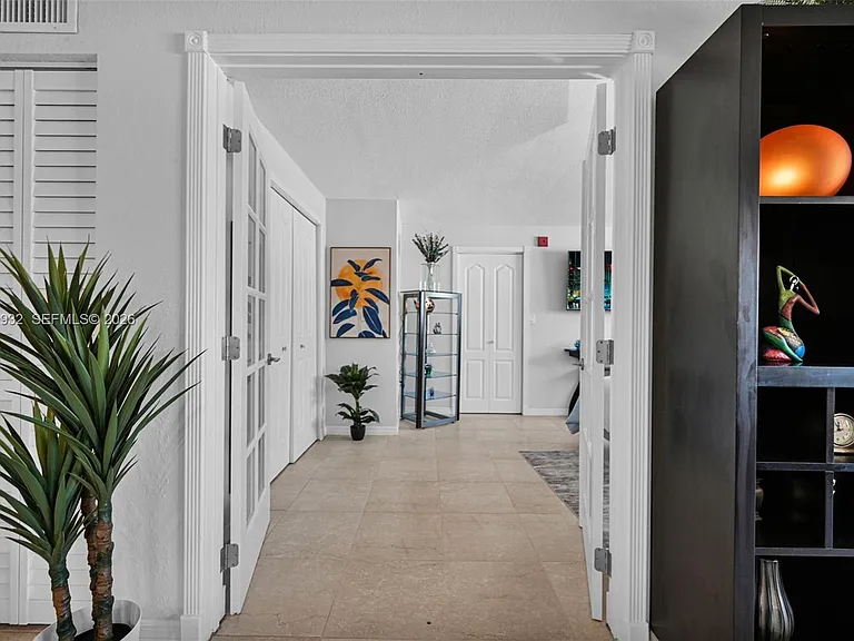 1334 Collins Ave #403 — Photo 15