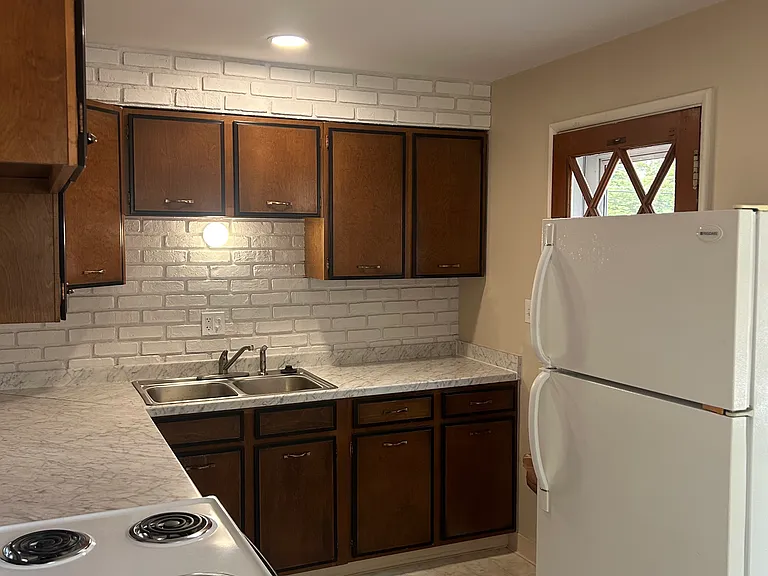 467 E Jeffrey Pl — Photo 6
