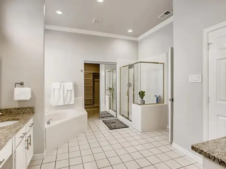 Private on suite bathroom for the primary bedroom