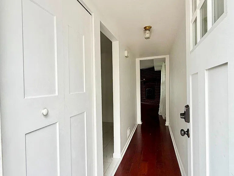 422 Village Ln — Photo 3