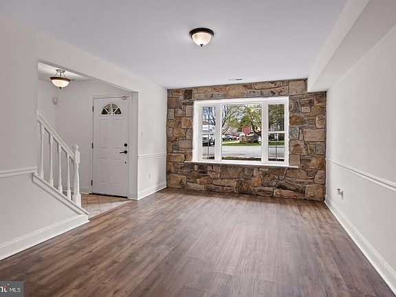 4th image of 1666 Hemlock Cir