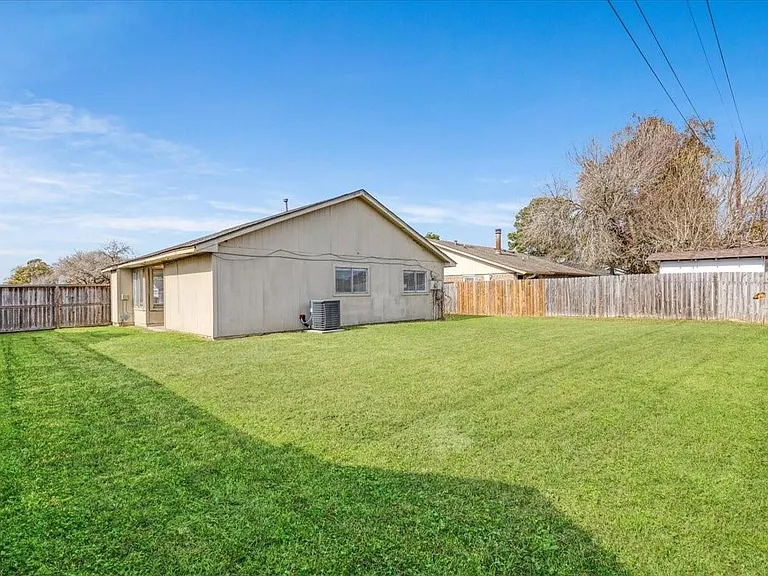 14818 Gladewick Dr — Photo 16