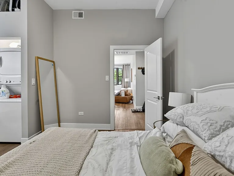 1421 N Dearborn St — Photo 52