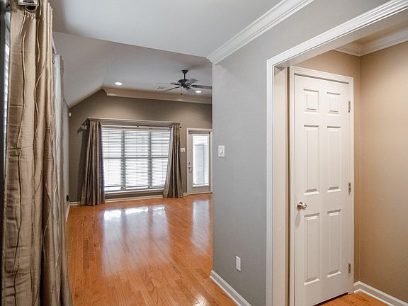 4th image of 501 Lodge Dr
