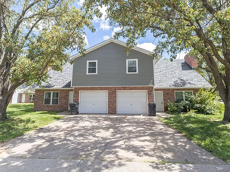 1913-1915 Greenleaves Ct — Photo 1