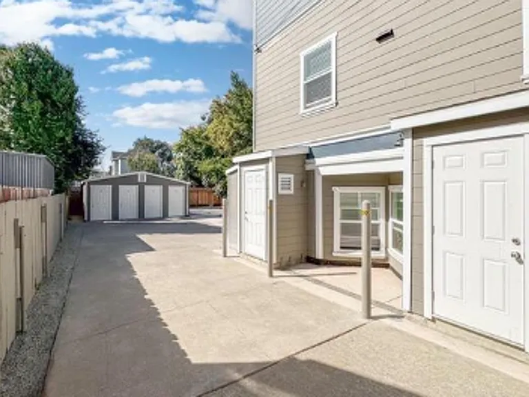 2060 San Antonio Ave — Photo 11
