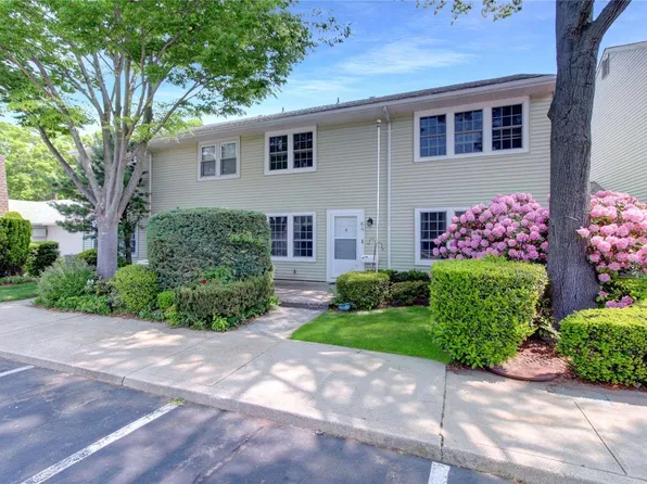 64 Whalers Cove #64, Babylon, NY 11702