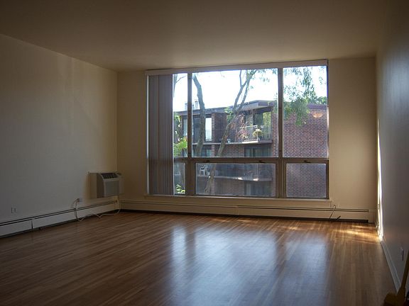 Living Room: 14'x16'