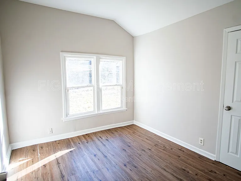 1138 Valley Dr — Photo 9