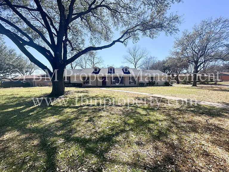 1005 Sunset Dr — Photo 2