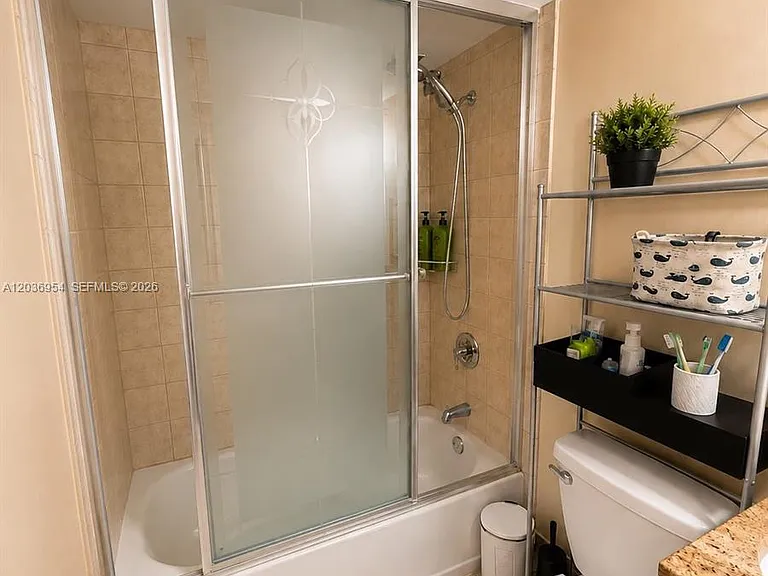 1000 Parkview Dr #505 — Photo 13
