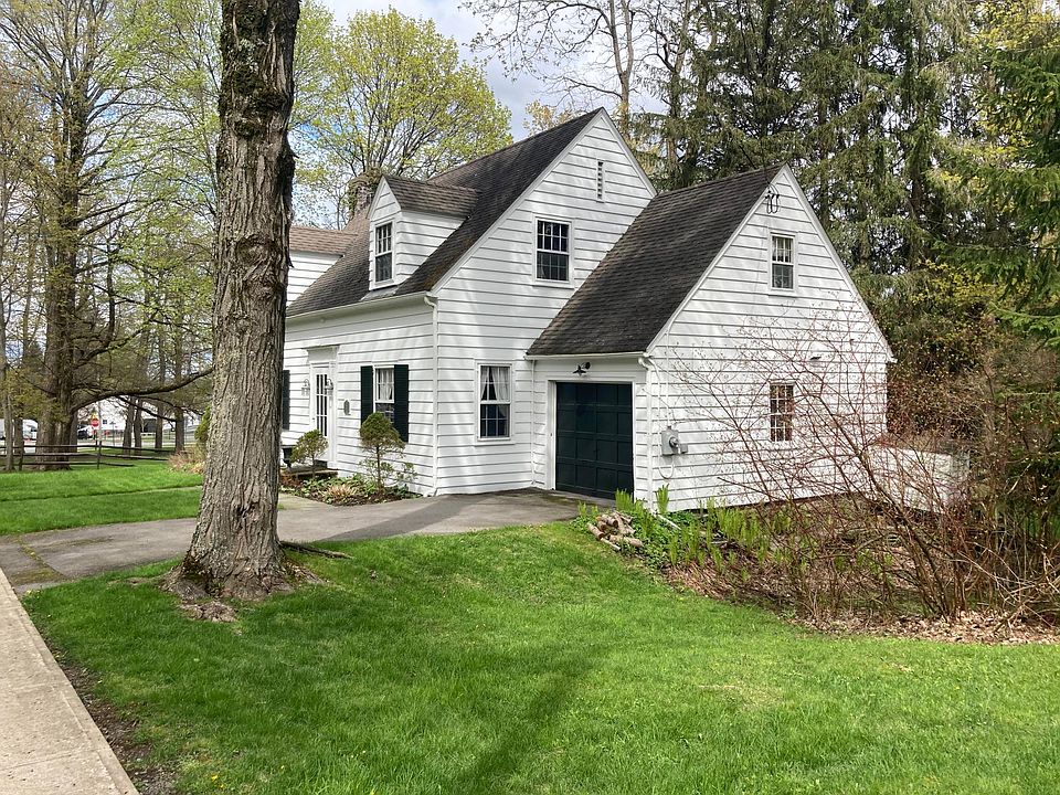 Great Street with Lovely Homes. A block to the Lake and short walk to Village