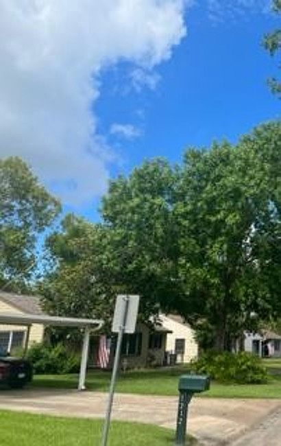 Exterior Neighborhood (street photo)