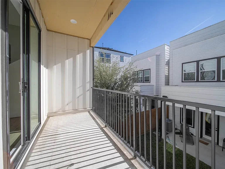 2722 Nagle St — Photo 9