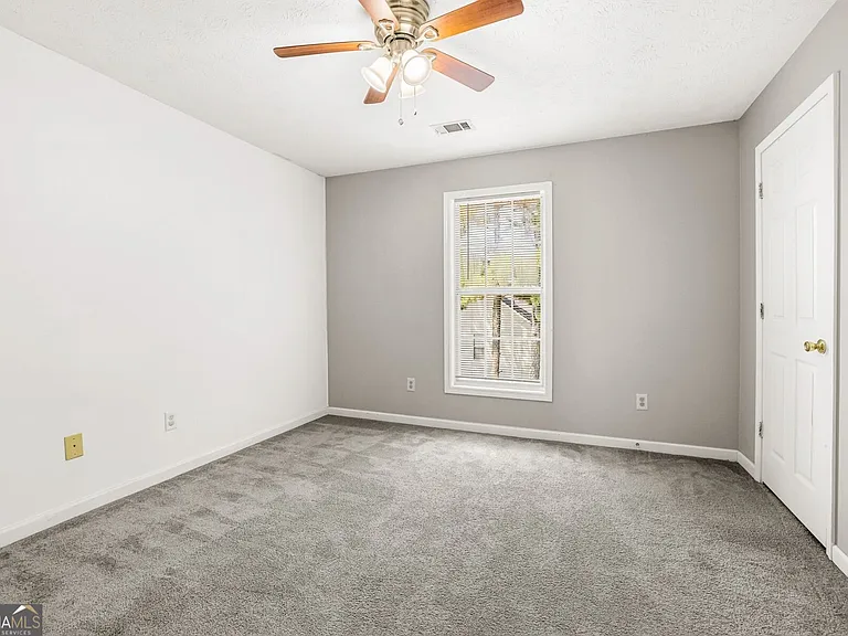 690 Burnham Rdg — Photo 16