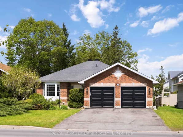 43 W Ridge Dr, Ottawa, ON K2S 1S4