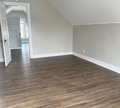 3rd image of 4011 Ivanhoe Ave