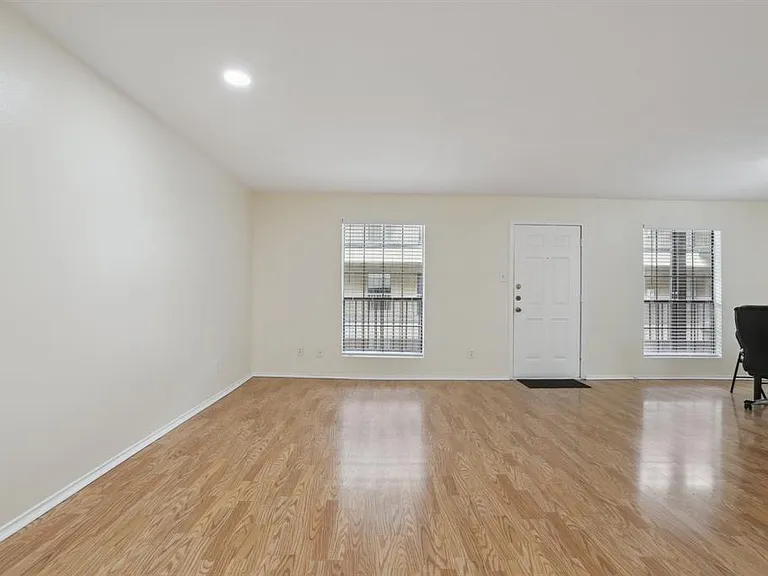 2401 Leon St #210 — Photo 9