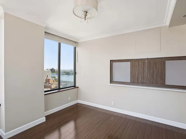 300 East 93rd Street image 18 of 23