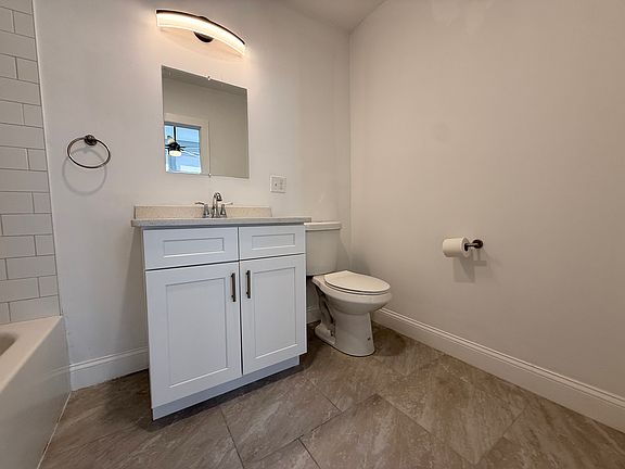 4th image of 105 William St #304