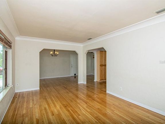 4th image of 123 SW Lincoln Cir N