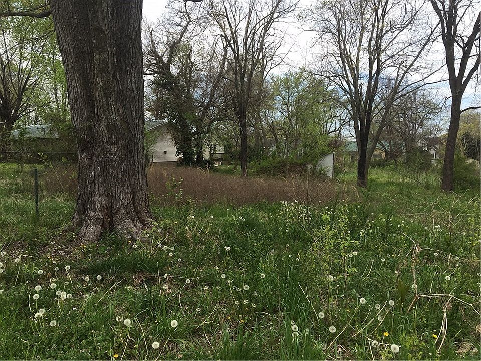 2nd image of 206 Caddie St