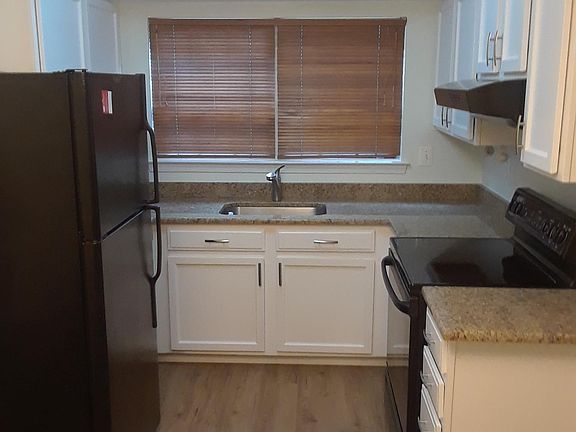 Modern kitchen, with granite countertops, and soft-close cabinet doors and drawers.