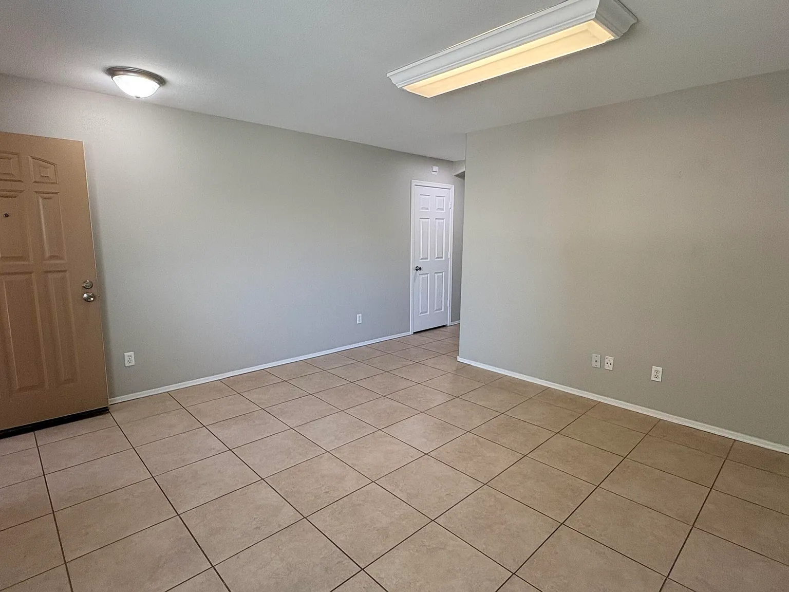 3 bed, 2.0 bath, 1600 sqft, $2,099 — Photo 4