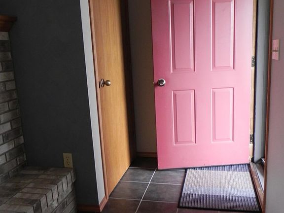 to foyer w/tile floor&closet