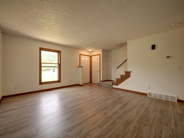 English Village Apartments — Photo 11