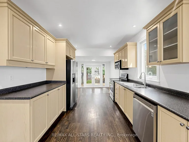 68 Macpherson Ave — Photo 8