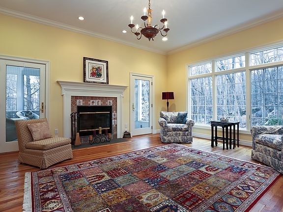 3rd image of 809 Locke Ln