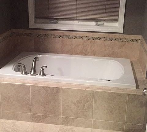 Air-Jetted Tub in Masterbath
