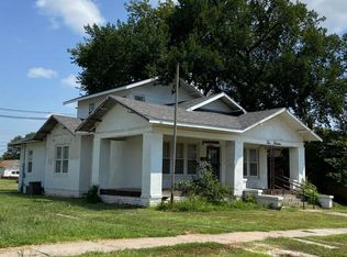 214 E 2nd St, Hoisington, KS 67544