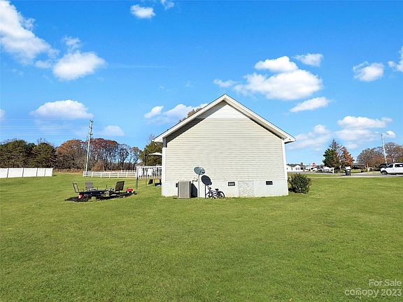 5th image of 106 Hyde Ln