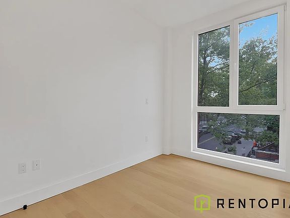 3rd image of 426 Tompkins Ave APT 1A