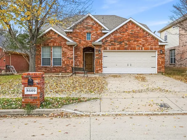 8609 Corral Cir, Fort Worth, TX 76244