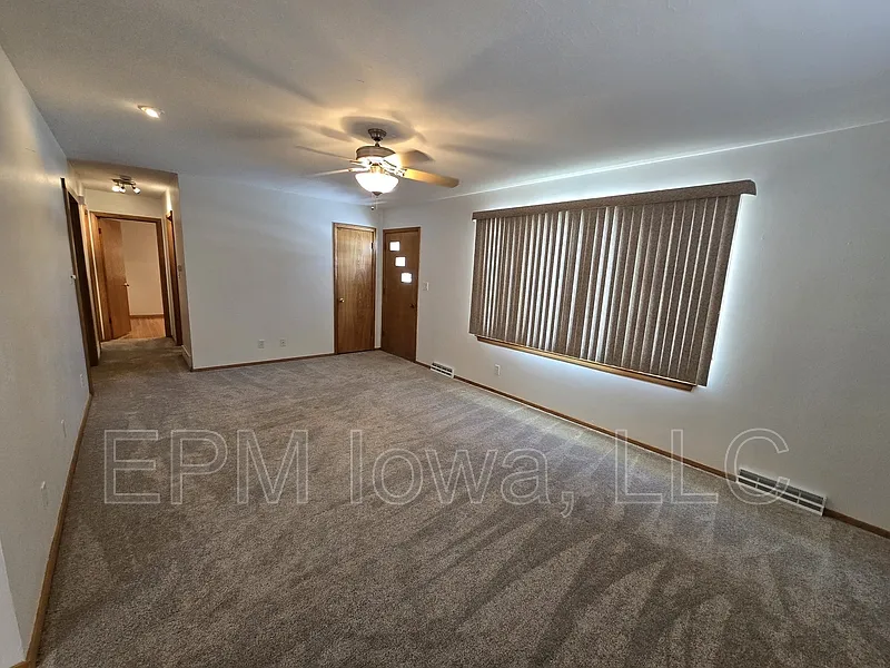 3 bed, 1.0 bath, 1264 sqft, $1,700 — Photo 4