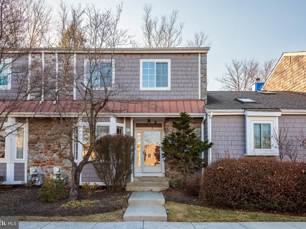 8 Lantern Ln, Wayne, PA 19087