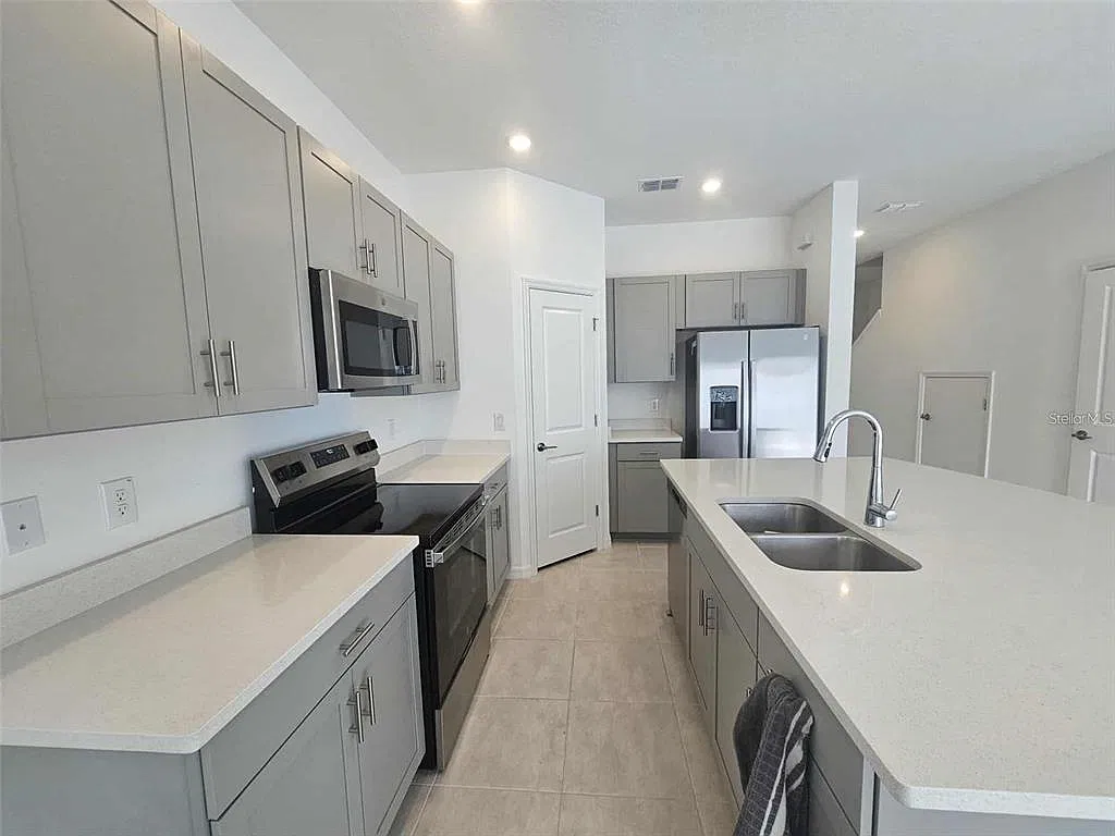 3 bed, 2.5 bath, 1382 sqft, $2,100 — Photo 4