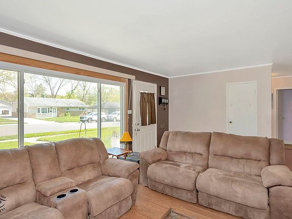 3rd image of 124 Shabbona Dr