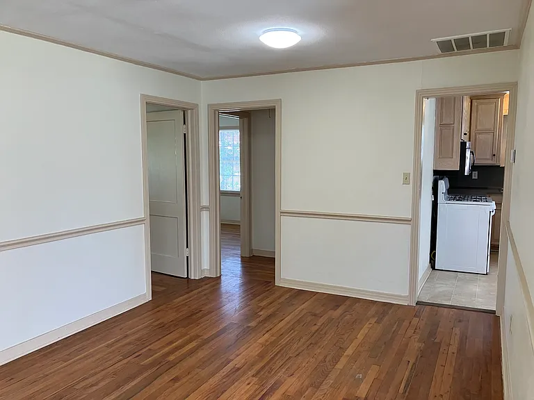 302 E South St — Photo 7