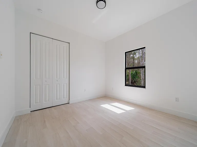 541 Ladd St — Photo 11