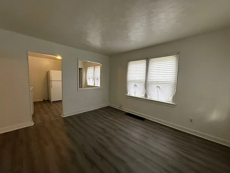 1091 N Oakcrest Ave — Photo 5