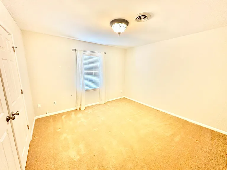 102 Ashleigh Ct — Photo 13